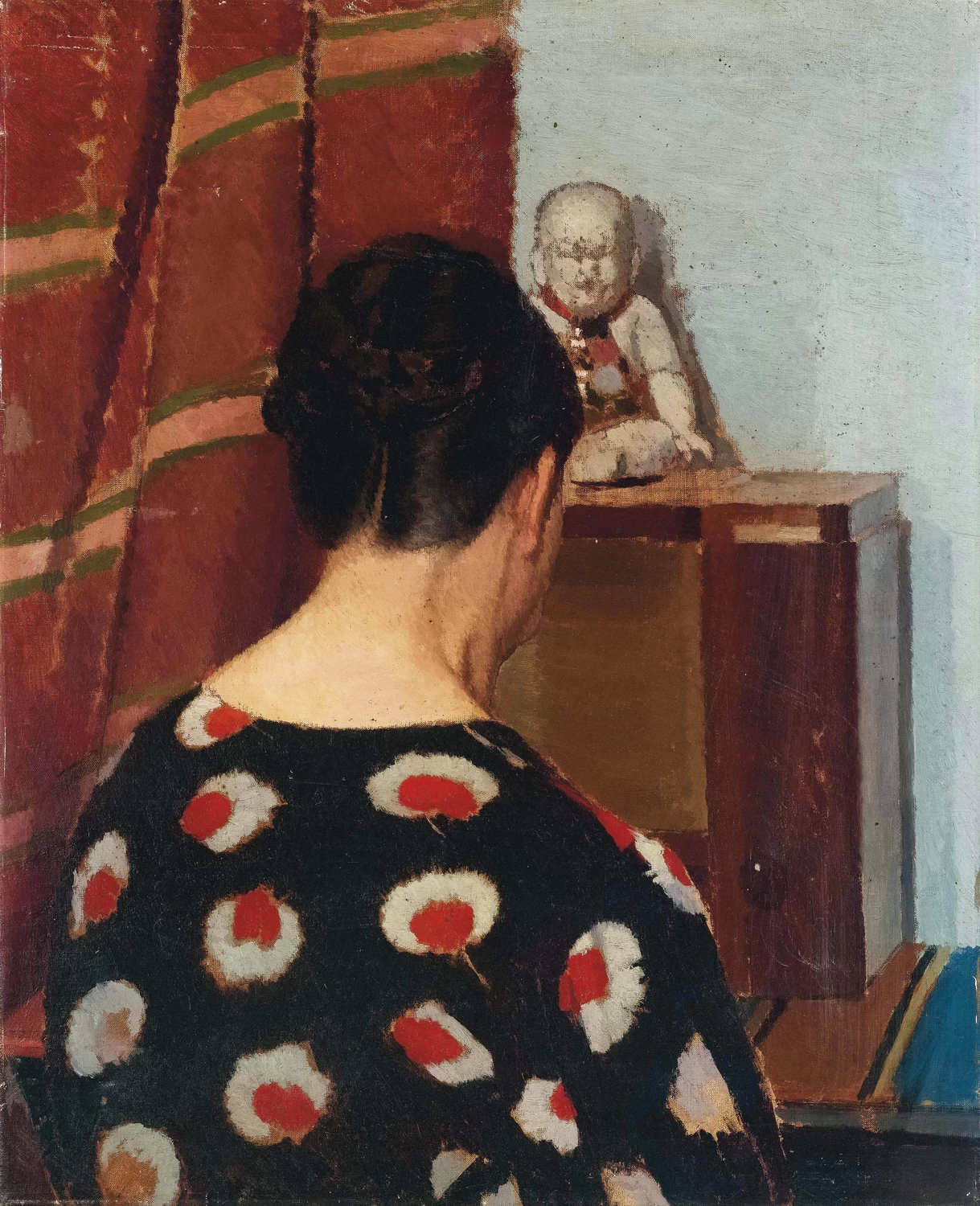 Donna di spalle in un interno